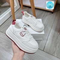 ราคา รองเท้าผ้าใบสีขาวแต่งขอบสีแดงพื้นสูง 6พี ระบายอากาศและเพิ่มความสูงสําหรับผู้หญิง 2025 แฟชั่น (46901061600)