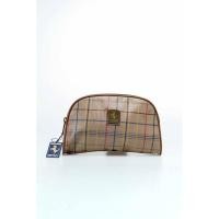 ราคา กระเป๋าอเนกประสงค์ (Pouch/Clutch) ดีไซน์ลายตาราง Ferrari ทรงครึ่งวงกลม มือสอง พร้อมป้ายแท็ก (41072763625)