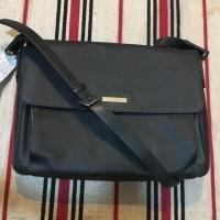 ราคา กระเป๋า Messenger จากช็อป lacoste ใส่คอม เอกสาร ได้ 15” (2090899235)
