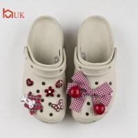 ราคา ชุดอุปกรณ์ตกแต่งรองเท้า Hello Kitty UK ที่มีสเน่ห์ของตกแต่งรูปโบว์สีแดงสำหรับรองเท้าไม้และรองเท้าแตะ (56105574457)