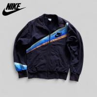 ราคา เสื้อแจ็คเก็ต Nike สไตล์คลาสสิค สีดำ ลายหน้า-หลัง อก 38 มือสอง สภาพดี ไม่มีตำหนิ (41262252094)