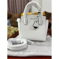 ราคา กระเป๋า Charles & Keith รุ่น Harper สีขาว (28123268145)