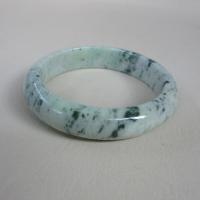 ราคา กำไลหยกพม่า Jadeite type A ขนาดวงใน 58.7mm กว้าง 14.3mm ทรงกลมท้องแบน สวมใส่ได้ทุกเพศ (43850302489)