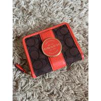 ราคา (Used) Coach Small Zip Around Wallet In Signature Canvas and Leather C8323 กระเป๋าสตางค์สั้น ซิปรอบ เดมซี่ (21289938464)