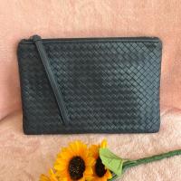 ราคา Bottega หนังสาน หนังแท้ หูจูงซิปหนังแท้ ทรงคลัช สวยสุด ขนาด 12" สุง 8" (งานลุ้นสุดๆ) ภายในเป็นหนังหมู ภายนอกเป็นหนังวัว (25012672445)