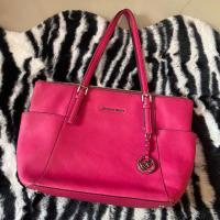 ราคา [มีตำหนิจากการใช้งานตามภาพนะคะ] ส่งต่อ กระเป๋าสะพายไหล่ Tote Bag แบรนด์ Michael Kors ของแท้ หนังสีชมพูบานเย็น มือสอง (20787690144)