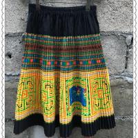 ราคา กระโปรงม้งสั้น ผ้าม้งปักครอสติช แต่งผ้าลายดอก ผ้าพิมพ์ลาย ยาว 23” (1304809891)