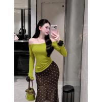 ราคา เซ็ต2ชิ้น เสื้อเปิดไหล่ สีเขียวโอลีฟแต่งกุหลาบที่แขน +กระโปรงยาวลายจุด (49512298469)
