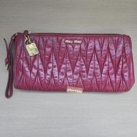 ราคา กระเป๋าคลัทช์คล้องมือ Miu Miu สีแดง ของแท้ มือสอง (มีแต่กระเป๋านะค่ะ) (43378932284)