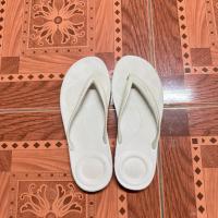 ราคา (Used) FITFLOP รองเท้าแตะผู้หญิงสีขาวเทา Size.39 (49356812791)