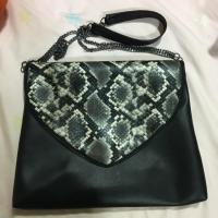 ราคา กระเป๋าสะพาย สีดำลายหนังงู (964136752)