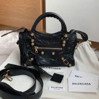ราคา Like new Balenciaga mini city หมุดใหญ่ ดำทอง ปี18 สภาพงามๆจ้า ยังใหม่ มุมไม่ถลอก ภายในสะอาด ตัวหนังทรงสวยมาก (2379314296)