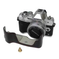 ราคา ▥ กระเป๋ากล้องเคสครึ่งตัวหนัง PU สำหรับ Olympus E-M10 Mark IV ฝาครอบเปิดด้านล่างของแบตเตอรี่สำห (26692137207)