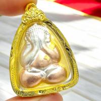 ราคา จี้ & Charm พระปิดตาจัมโบ้ หลวงพ่อแพ วัดพิกุลทอง เนื้อ 3K เลี่ยมกรอบทองไมครอน (lekshop) (26962121947)