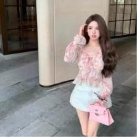 ราคา {พร้อมส่ง}รุ่น(AL-ชีฟองชมพูระบาย 13) เสื้อแขนยาวผ้าชีฟอง สีชมพู คอวี ผูกโบว์หน้า พิมพ์ลายดอกไม้ทั้งตัว ปลายแขนสม๊อค (26502859523)