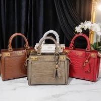 ราคา พร้อมส่ง GUESS​ กระเป๋าทรงถือ-สะพายข้าง​ลายหนังจระเข้ (24568878676)
