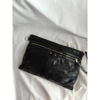 ราคา กระเป๋า balenciaga clip clutch สีดำหมุดเงิน มือสองของแท้ (29090132511)