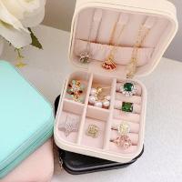ราคา กล่องเครื่องประดับ กล่องกำมะหยี่ ขนาดกระทัดรัด หนัง PU ผ้ากำมะหยี่ jewelry jar แบบพกพา ขนาดเล็ก สำหรับใส่ต่างหู สร้อยคอ กล่องเก็บเครื่องประดับสไตส์เกา Jewelry Box Case (26783036736)