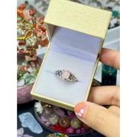 ราคา ✨ แหวนโรสควอตซ์ (Rose Quartz Ring) พลอยโรสควอตซ์แท้ ตัวเรือนปรับไซส์ได้ ✨ (55406501781)