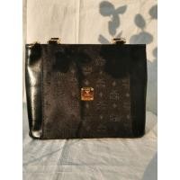 ราคา กระเป๋า MCM มือสอง สภาพดี หนังเงาสีดำ อะไหล่เงาหายาก หนังยังแข็งแรง (14438540431)