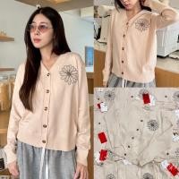 ราคา VALEN เสื้อคลุมคาดิแกน งานปักลายดอกไม้ เนื้อผ้าไหมพรมทอกำลังดี (53050111514)