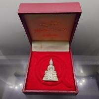 ราคา พระพุทธโสธร รุ่นประวัติศาสตร์ 80 ปี กรมตำรวจ พ.ศ.2538 พิมพ์นิยม คอ 3 เส้น เนื้อเงินขัดเงาบางส่วน พร้อมกล่องเดิม (51662737675)
