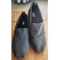 ราคา ⚫️⚪️รองเท้าผ้าใบ TOMS มือสอง (ของแท้) ⚫️⚪️ (41927053775)