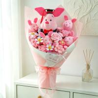 ราคา [ช่อดอกไม้ล่าสุด] การ์ตูนหมูน้อยสีชมพูหมูหมูตุ๊กตาตุ๊กตาช่อกุหลาบของขวัญสําหรับแฟนของขวัญวันเกิดสร้างสรรค์วิทยาลัยการสอบเข้าของขวั (55961484881)