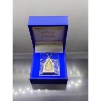 ราคา พระพุทธมหามณีรัตนปฏิมากร (เหรียญพระแก้วมรกต พิมพ์ 5 เหลี่ยม) รุ่นเฉลิมพระเกียรติ เนื้อเงินสามกษัตริย์ วัดพระแก้ว ปี 2543 (20377440863)