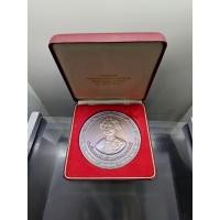 ราคา เหรียญที่ระลึกสมเด็จพระศรีนครินทราบรมราชชนนี เฉลิมพระชนมายุ 90 พรรษา เนื้อทองแดงรมดำ ปี2533 พร้อมกล่ (24134841939)