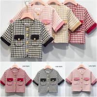 ราคา พร้อมส่งเสื้อทวีตแขนสั้นผ้าทอลายชิโนริแต่งขอบเสื้อกุ๊นรอบคอและกุ๊นขอบกระเป๋าใช้กระดุมสีทอง (28127549433)