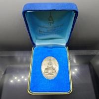 ราคา เหรียญหลวงพ่อพระพุทธโสธร พิมพ์รูปไข่ เนื้อเงิน รุ่น ญสส. สมเด็จพระสังฆราช ปี 2533 พร้อมกล่องเดิม (56256131908)