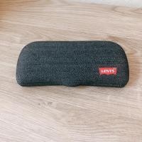 ราคา กล่องใส่แว่นตา วัสดุภายนอกผ้ายีนส์ แบรนด์ Levi’s (18783866129)