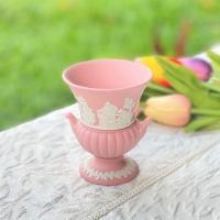 ราคา *ตำหนิจี๊ดเดียว*แจกัน Wedgwood Pink Jasperware "Maidens in the Garden" Urn vase สีชมพูสวย แจกันอังกฤษ แจกันดอกไม้ของสะสม (13824073122)