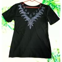 ราคา เสื้อยืดสีดำ คอวี แต่งคอลูกไม้ งานรีดเพชร มือ2 ผ้ายืดเด้ง ไซส์ประมาณ M/หรือ L ต้นๆ ใส่ได้ค่ะ (41825846726)