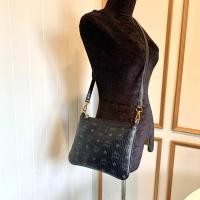 ราคา กระเป๋าสะพายข้าง MCM งานคัดตู้มือสอง unisex ขนาด 10x7” สภาพดี หนังสวย ด้านในสะอาด สายปรับได้ พร้อมใช้งาน (25134330295)