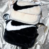 ราคา [แท้%พร้อมจัดส่ง] กระเป๋าสะพายข้าง Nike Futura 365 Faux Fur Cross-Body Bag (22361438634)