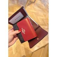 ราคา SMALL TRIFOLD WALLET IN BLOCKED SIGNATURE CANVAS (COACH CE930) GOLD/BROWN 1941 RED (14699036542)