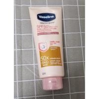 ราคา Vaseline Body Lotion Serum Healthy White Sun + Pollution Protect SPF 50+ PA+++ 320 ml (5288881911)