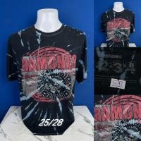 ราคา เสื้อยืดวง The Ramones ลายตราซีลคลาสสิก (Presidential Seal Logo) บนผ้าฟอกมัดย้อมสไตล์ Tie-Dye (สีดำตัดลายทางฟ้า/ขาว) (46764155202)