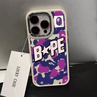 ราคา Chaopai ลายพรางสีม่วง BAPE รูปแบบเคสโทรศัพท์สําหรับ IPhone 15 14 13 12 11 Pro Max Xr X Xs Max 7 8 SE 2020 เลนส์โลหะป้องกันกันกระแทกซิลิโคนอ่อนนุ่มปกหลัง (27903471517)