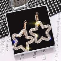 ราคา พร้อมส่ง*ต่างหู ตุ้มหูแฟชั่น ต่างหูออกงาน ห่วงรูปดาว สีทอง หรูหรา เงินแท้ S925 ประดับเพชรเลื่อม (19908739697)