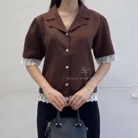ราคา KEMEJA GARNET เสื้อทํางานสั้นผู้หญิง Top | เสื้อเบลาส์สํานักงานคอวีวินเทจ | เสื้อลูกไม้คลาสสิก Aesthetic เสื้อลูกไม้ Top 0551 ธรรมดา (47061023549)