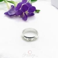 ราคา แหวนเงินแท้ แหวนคู่เงินแท้สลักชื่อ เงินแท้ 92.5% (หน้าโค้ง 6 mm อักษร ขาวพ่นทราย) แหวนแฟชั่น แทนใจ (55060975811)