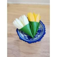 ราคา ดอกจำปาจำปีใส่กรวยใบตองกับพานลายคราม (6177082404)