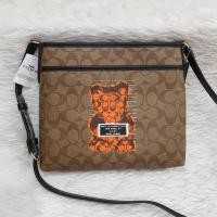 ราคา Coach แท้ ✔️ พร้อมส่ง กระเป๋าสะพายครอสบอดี้ลายหมี | Coach File Crossbody in Signature Canvas with Vandal Gummy (2874775138)