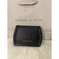 ราคา ส่งต่อ Charles & Keith Leona Curved Wallet สีดำ (54661969524)