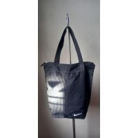 ราคา SALE กระเป๋าผ้าโพลีเอสเตอร์ polyester สีดำกันน้ำ NIKE ทรง Tote bag ปากบนซิป ใบใหญ่ สะพายไหล่ได้ ขนาด 16 × 15 นิ้ว (27811335238)