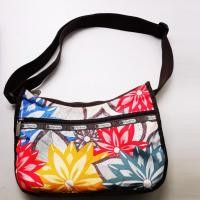 ราคา กระเป๋าสะพายข้าง มือสองแบรนด์ Lesportsac Flower crossbody Bag crossbody bag งานผ้าลายดอกสวยสีสดหวาน กันน้ำ 100% (19183533983)