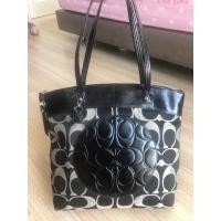 ราคา กระเป๋า Coach F18335 มือสอง ของแท้% สภาพสวย ผ้าลายซีใหญ่สีดำผสมหนัง (21060033286)